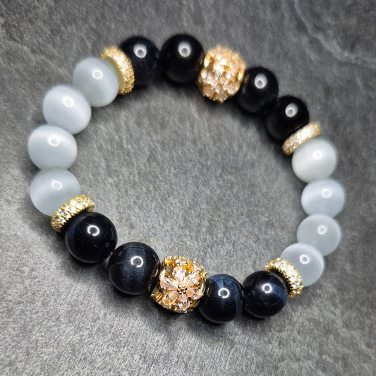 SKULL ROYAL Armband für Damen – Kombination aus tiefblauem Falkenauge & mattweißem Katzenauge mit vergoldetem 925er Silber. XS–XXXL.