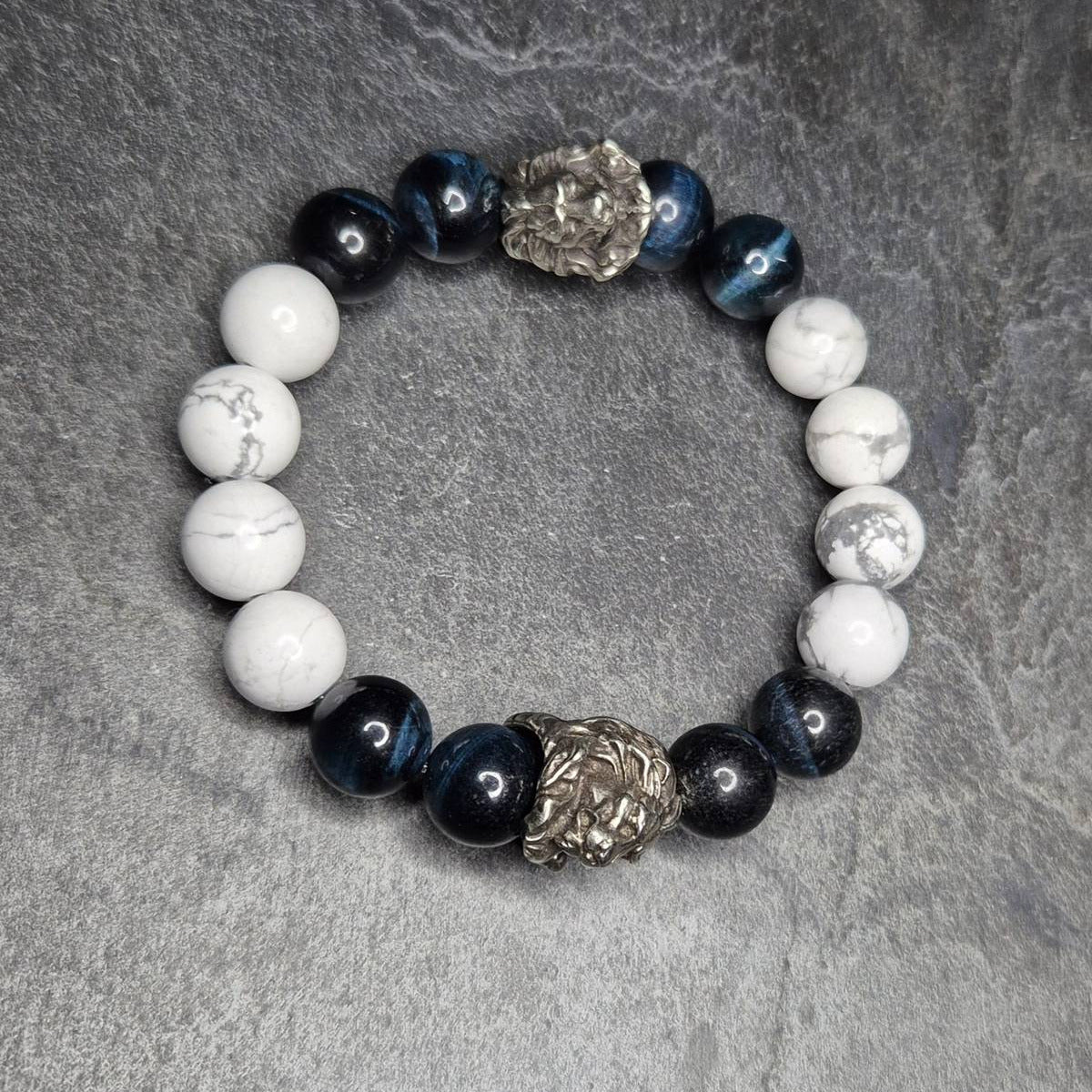 Kraftvolles SKULL ROYAL Armband „Double Lion“ mit 12 mm Halbedelsteinen und zwei massiven Löwenköpfen aus weißem Messing.