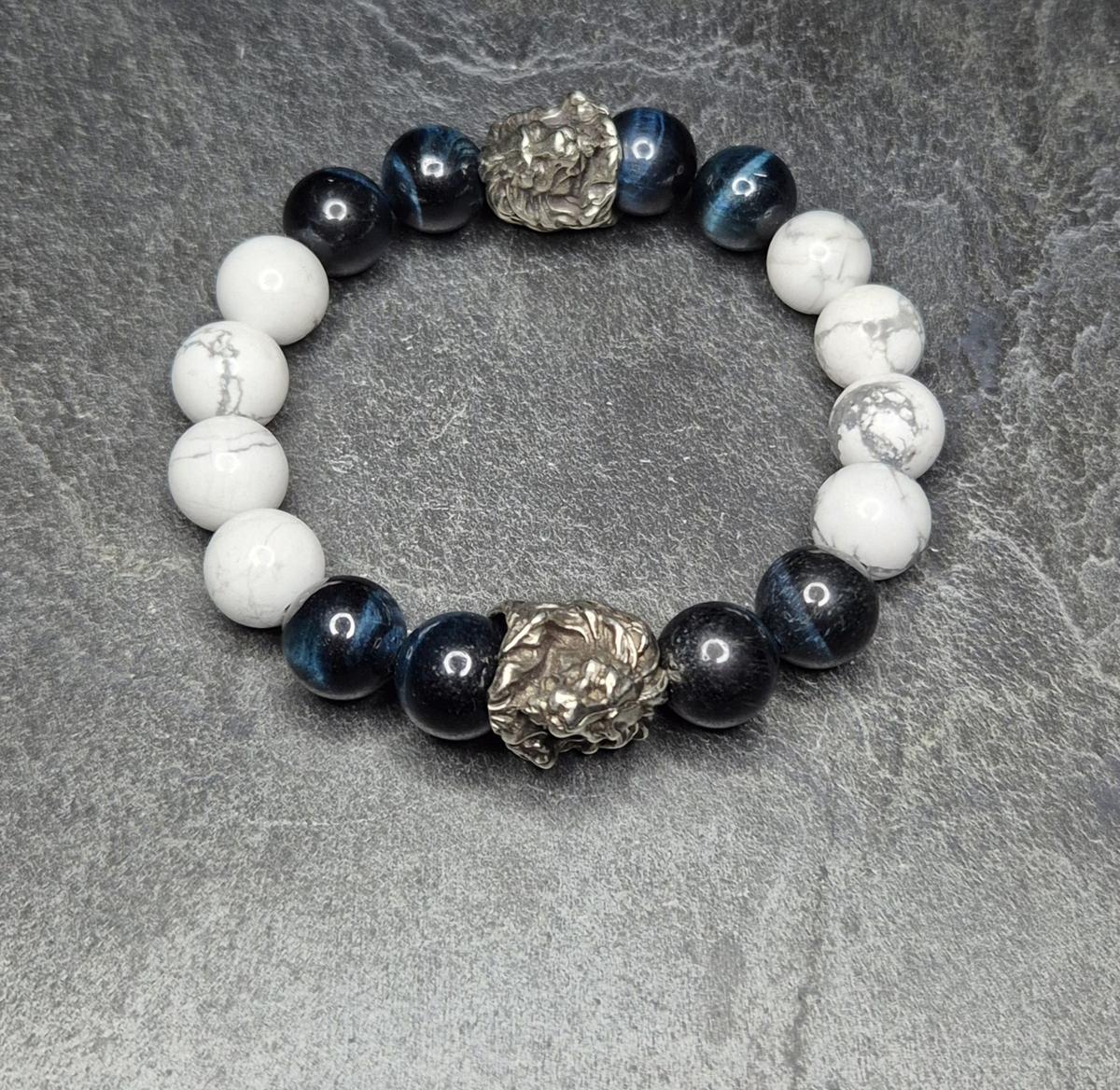 Herrenarmband aus marmoriertem Howlith & Falkenauge mit Löwenköpfen – limitiertes Power-Armband, Made in Germany.
