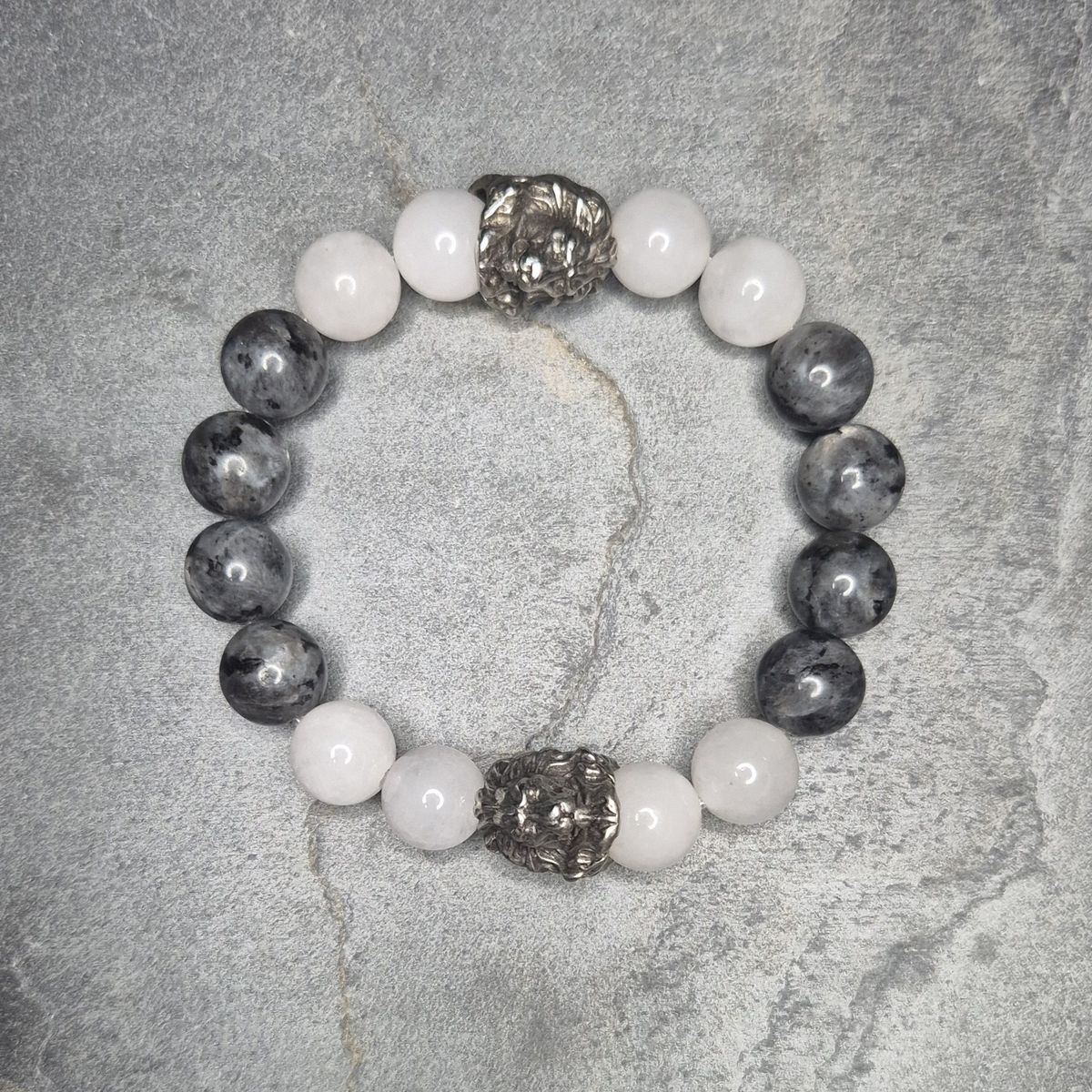 markantes herrenarmband mit 12mm perlen, handgefertigt in deutschland, skulpturaler stil
