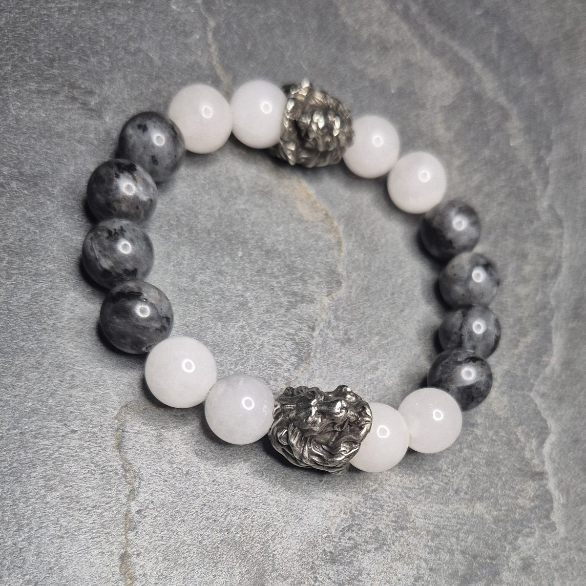 handmade armband aus halbedelsteinen, weisser quarz und schwarzer larvikit, made in germany