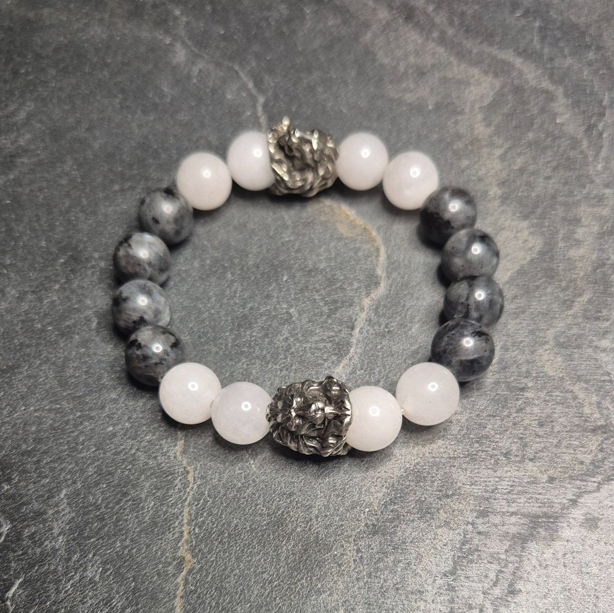 grosses perlenarmband mit larvikit, weissem quarz und loewenkopf, herrenschmuck