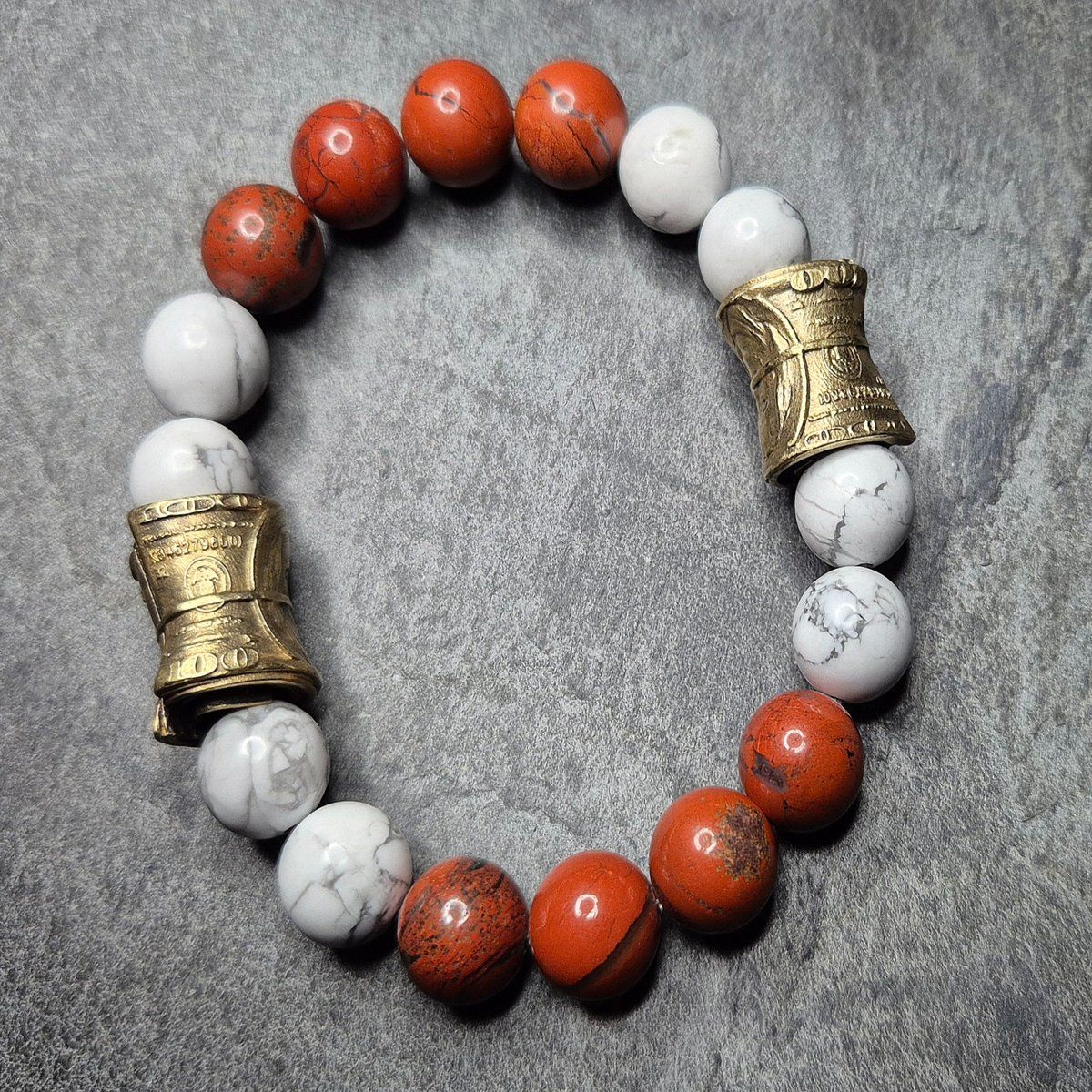 Bikerarmband mit rotem Jaspis und Howlith – für Männer mit kräftigem Handgelenk, erhältlich bis Übergröße XXXL, massiver Stil mit goldenen Geldrollen