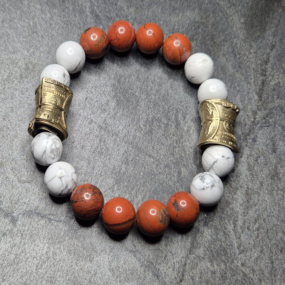 Rockerarmband für große Handgelenke – roter Jaspis, weißer Howlith und goldene Geldrollen, handgefertigt in Deutschland, auch in XXL & XXXL erhältlich