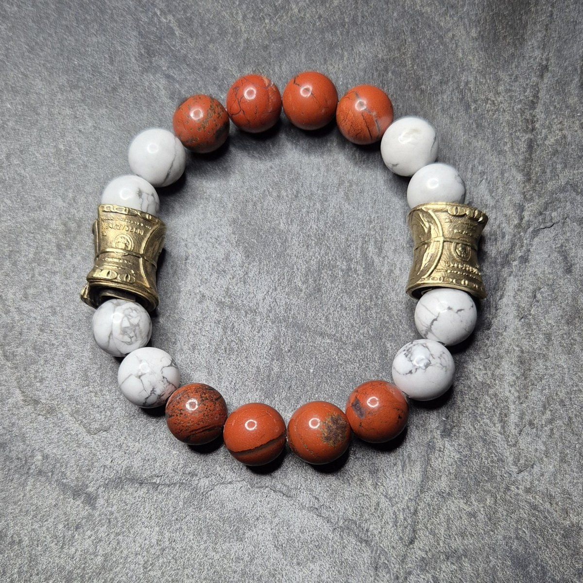 Luxusarmband für breite Handgelenke – rot-weißes Design aus Natursteinen mit goldfarbenen Geldrollen, ideal für Männer in Übergröße (XXL–XXXL)