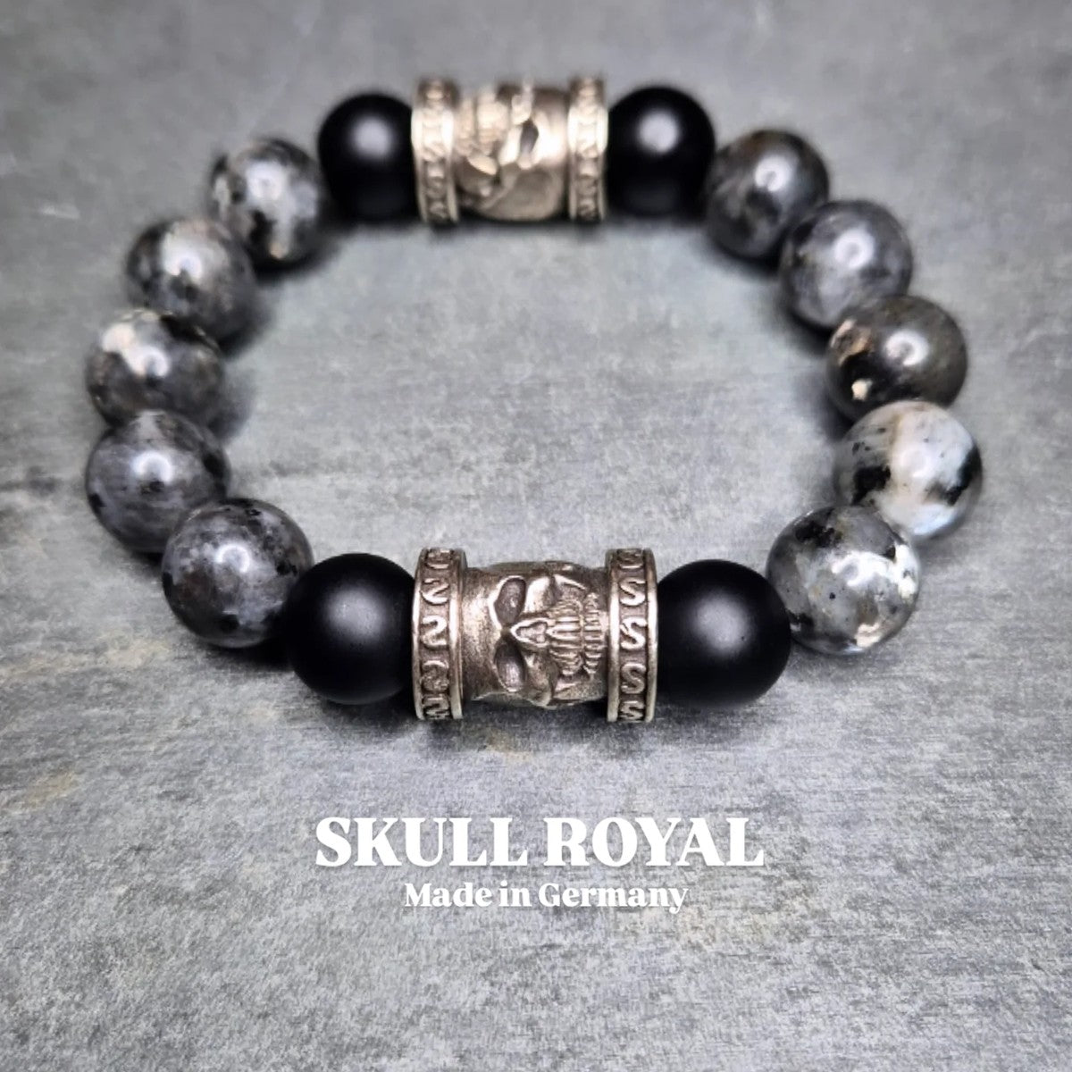 Herrenarmband mit Larvikit und mattschwarzem Onyx, silberne Totenkopf-Zwischenteile, grosses Perlenarmband, Made in Germany