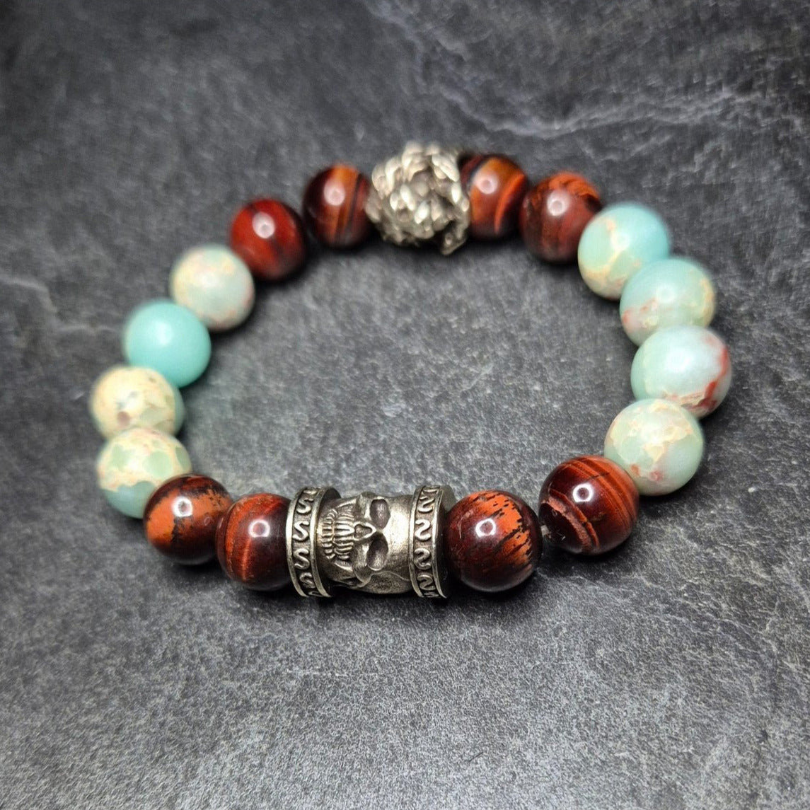 SKULL KING Armband mit rotem Tigerauge und Aqua Terra Jasper, Impression Jasper bzw. Variscit-Jaspis, silberfarbener Löwenkopf und Totenkopf, Loewenarmband und Armband mit Schaedel, grosses Perlenarmband