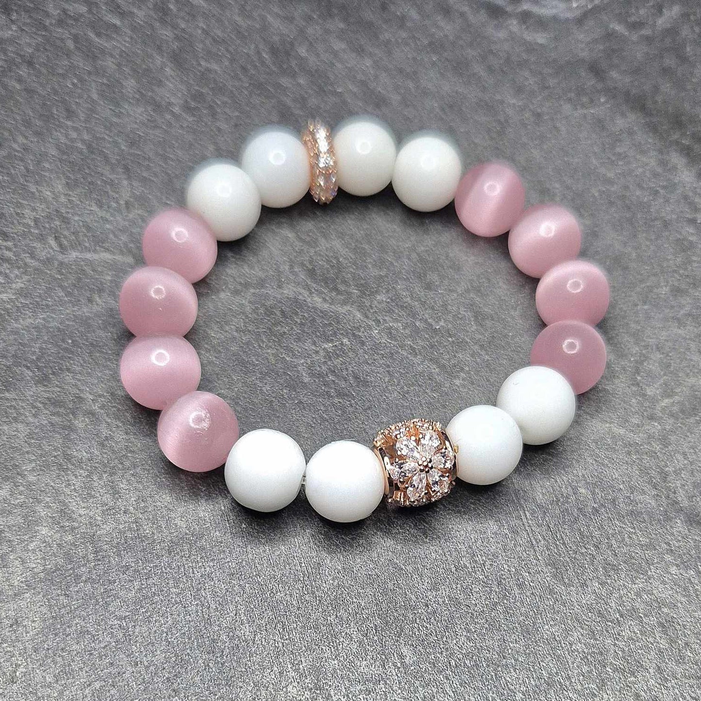 Edles Damenarmband „DesignStar“ mit rosa Katzenauge, weißem Onyx und rosévergoldeten Zwischenelementen. Handgemacht in Deutschland, XS–XXXL (15–22 cm).