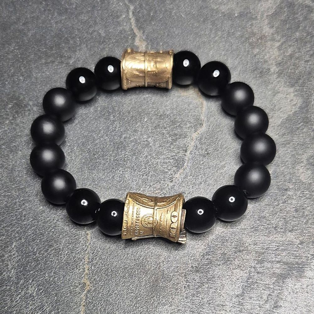 Herrenarmband mit mattem und glänzendem Onyx, doppelte Geldrolle aus Messing, flache Draufsicht auf Natursteinperlen