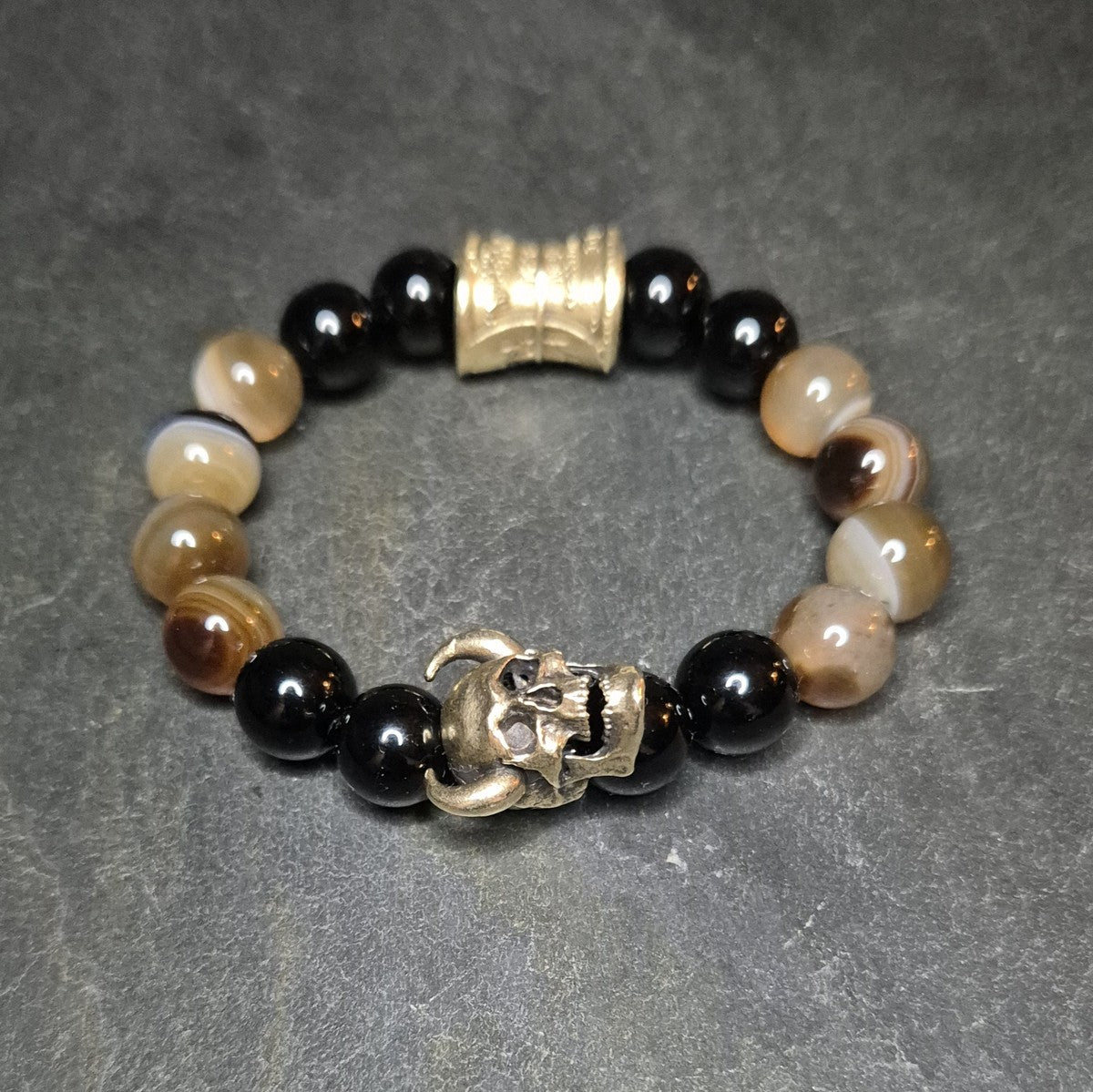 Herrenarmband CASH DEVIL, Achat braun gestreift, Onyx schwarz, goldene Zwischenelemente, Made in Germany