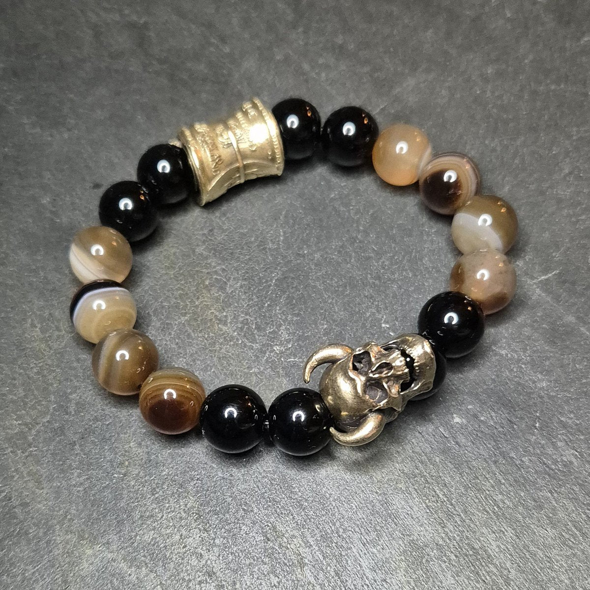 CASH DEVIL Armband fuer Herren, gebanderter Achat, polierter Onyx, goldfarbener Teufel, Geldrollen Design