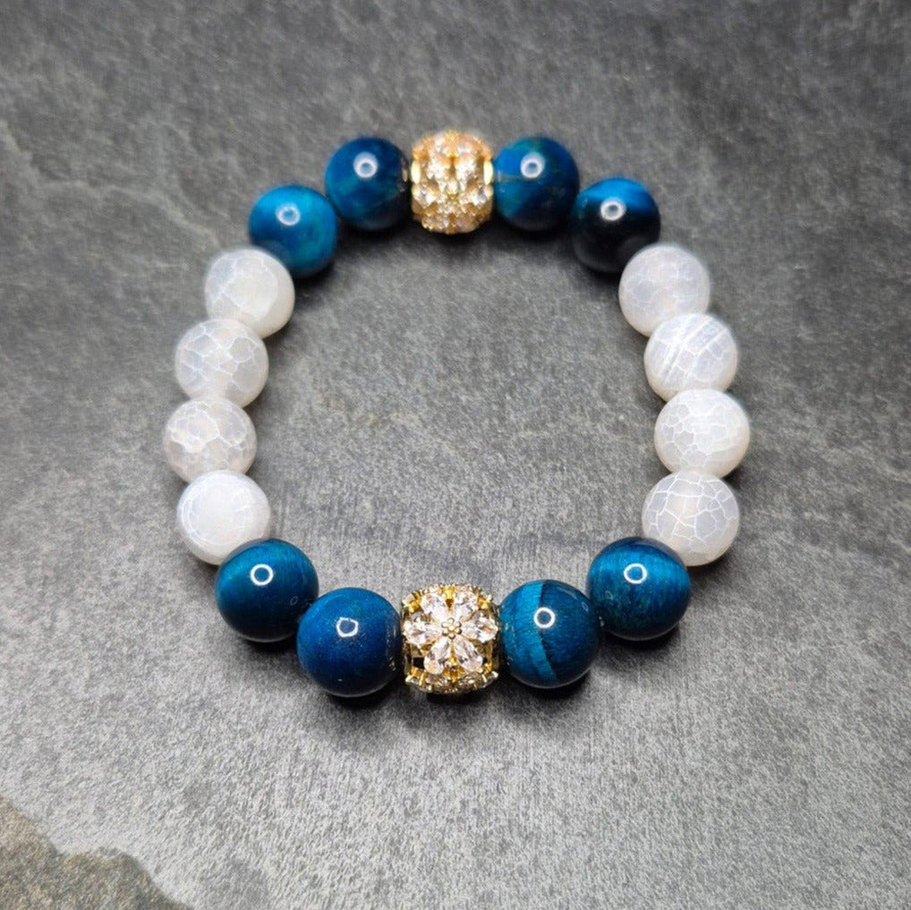 Damenarmband von SKULL ROYAL mit blauem Tigerauge, weißem Crackle-Achat und goldfarbenen Zirkonia-Zwischenteilen – 10 mm Perlen, handgefertigt in Deutschland.