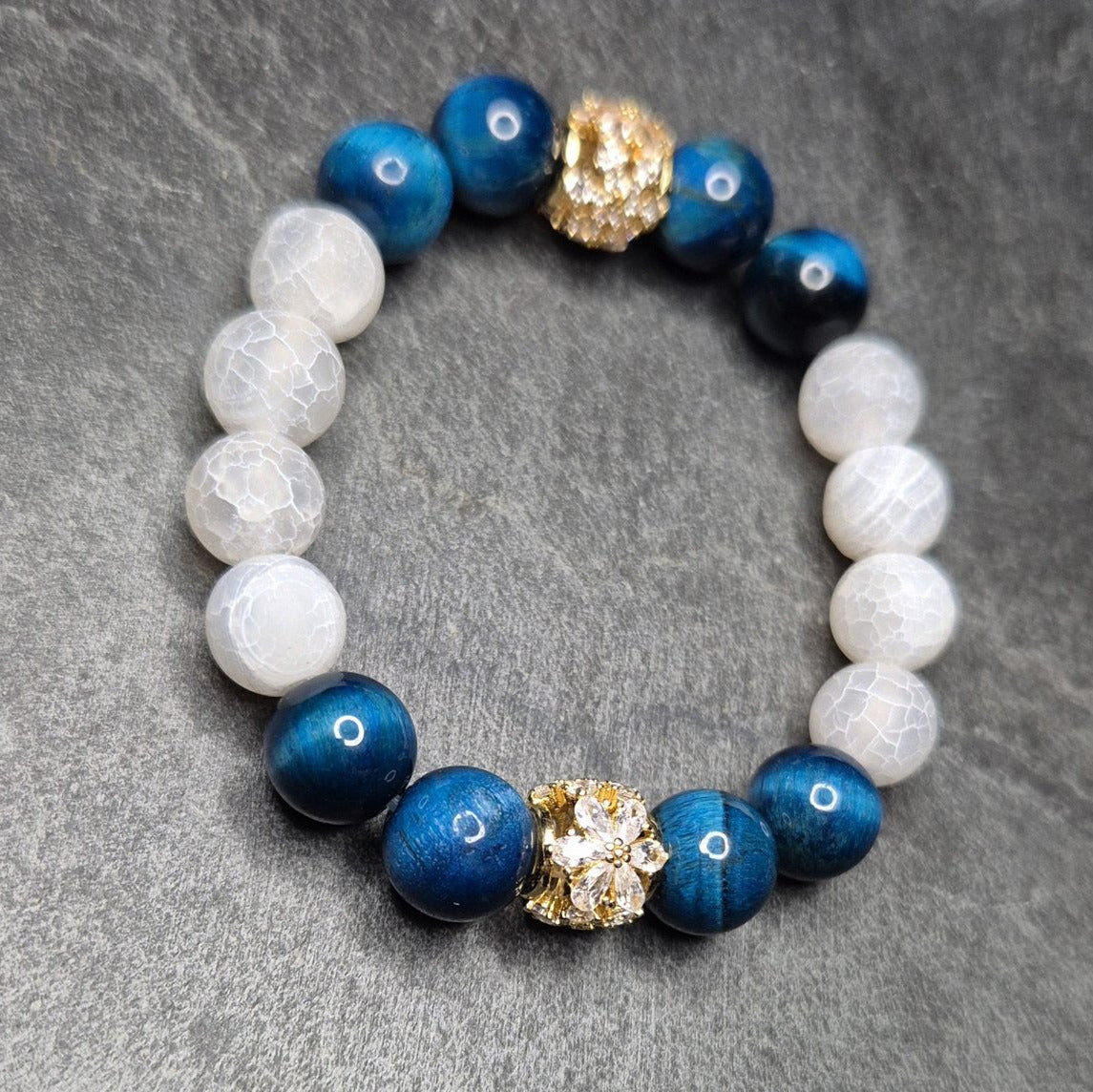 Damenarmband von SKULL ROYAL mit blauem Tigerauge, weißem Crackle-Achat und goldfarbenen Zirkonia-Zwischenteilen – 10 mm Perlen, handgefertigt in Deutschland.