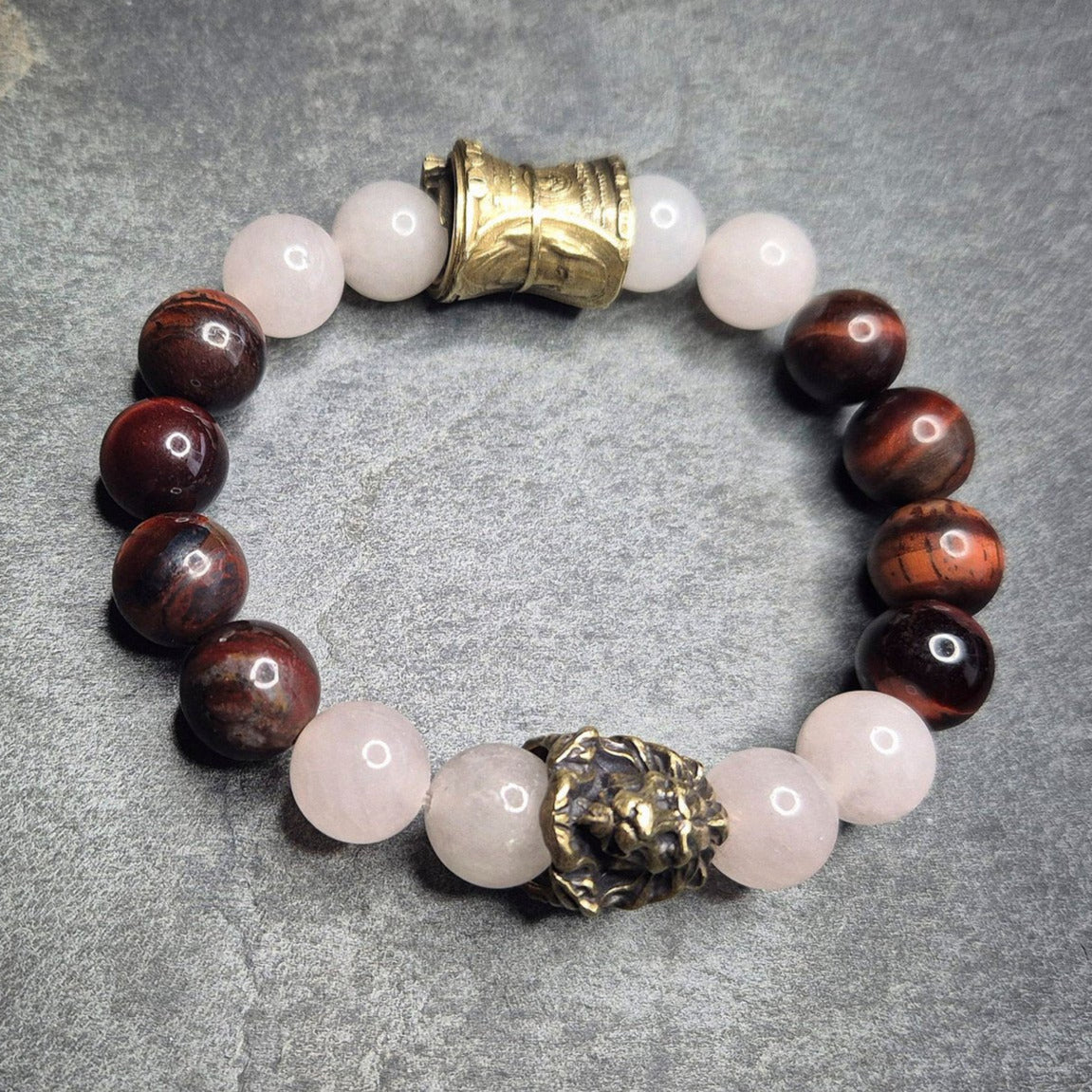 Herrenarmband aus rotem Tigerauge und rosequarz mit Loewenkopf und goldfarbener Geldrolle, auch in XXXL Groesse