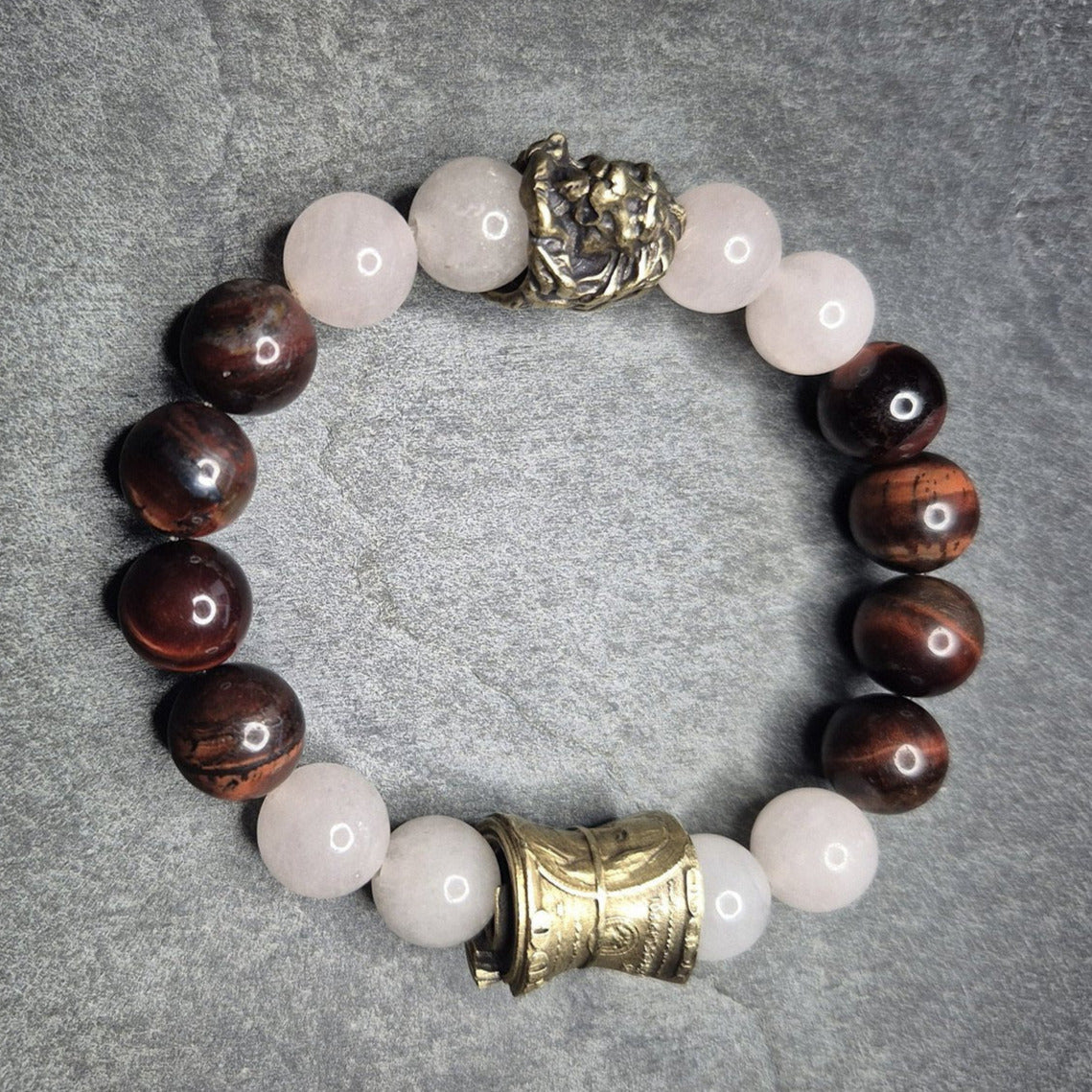 Armband mit echten Steinen in Rot und Weiss, Loewenkopf, goldfarbene Geldrolle, handgefertigt in Deutschland