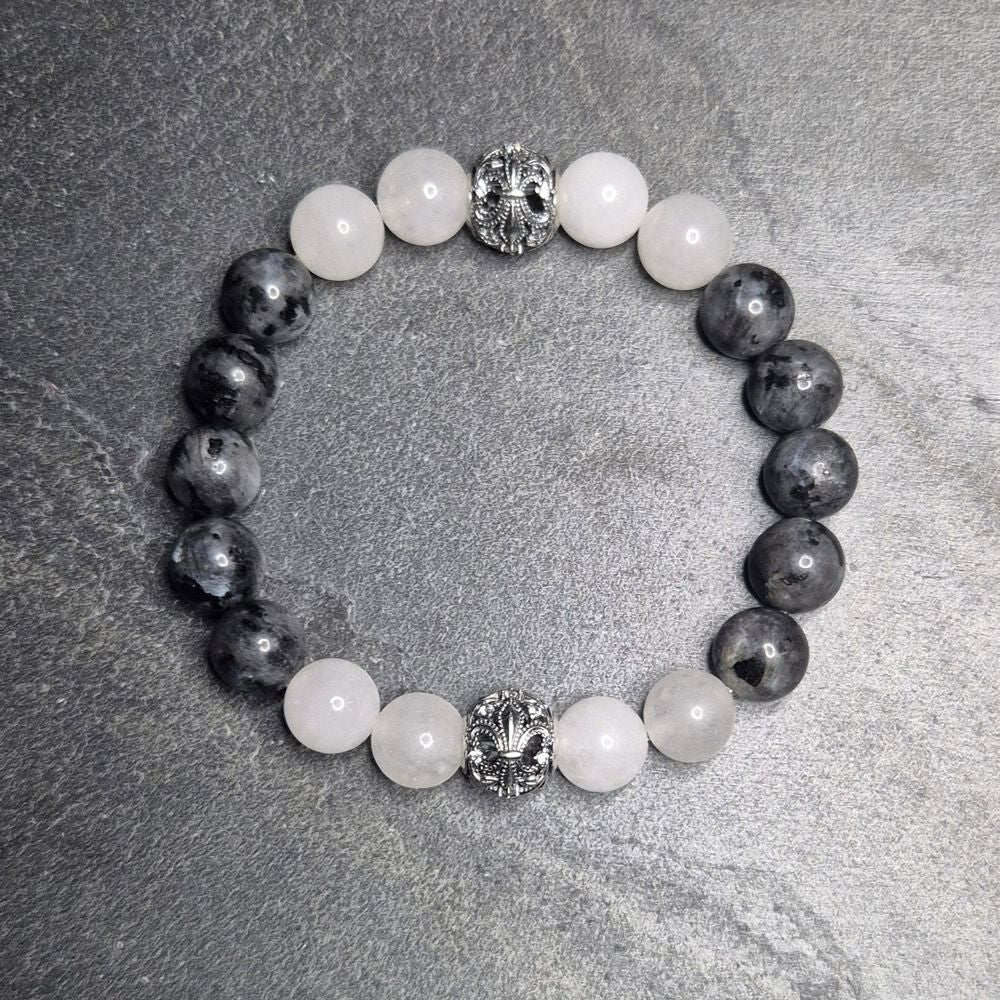 Elegantes Männerarmband mit silberner Wappenperle, 10mm Natursteinperlen aus Labradorit und weißem Quarz
