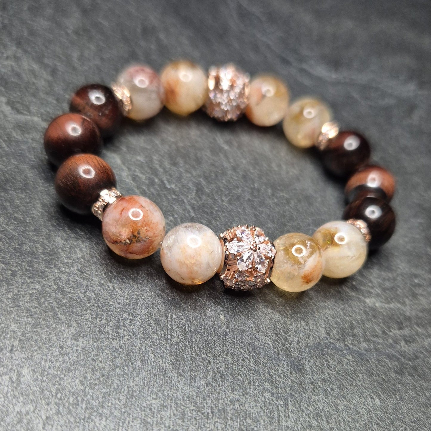Rosé-goldenes Damenarmband aus rotem Tigerauge mit Sonnenstein, 10 mm Perlen, handgefertigt von SKULL ROYAL – Made in Germany.