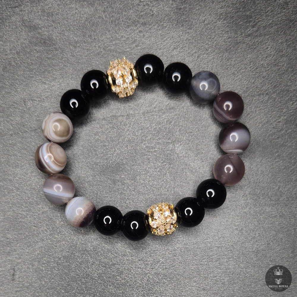 skull royal star duet galaxy armband, 10mm perlen aus braunem achat und weissem quarz mit zirkonia elementen in gelbgold