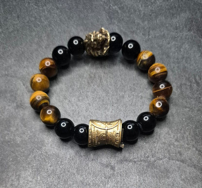 Herrenarmband „CashKing“ in Braun mit Tigerauge, schwarzem Onyx und goldfarbener Geldrolle. 12 mm Perlen. Dominantes Design. Handmade in Germany.