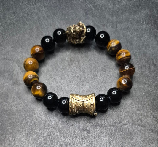 Herrenarmband „CashKing“ in Braun mit Tigerauge, schwarzem Onyx und goldfarbener Geldrolle. 12 mm Perlen. Dominantes Design. Handmade in Germany.