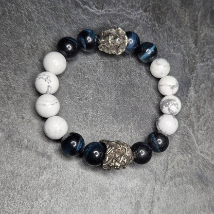 Kraftvolles SKULL ROYAL Armband „Double Lion“ mit 12 mm Halbedelsteinen und zwei massiven Löwenköpfen aus weißem Messing.
