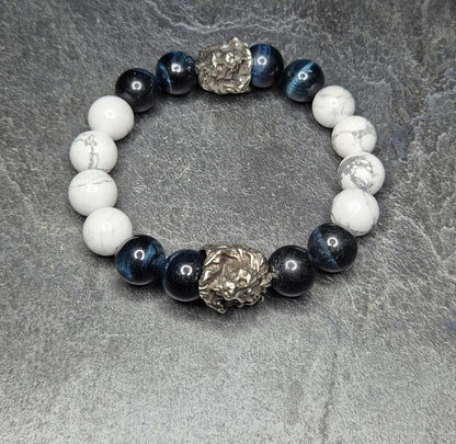Herrenarmband aus marmoriertem Howlith & Falkenauge mit Löwenköpfen – limitiertes Power-Armband, Made in Germany.