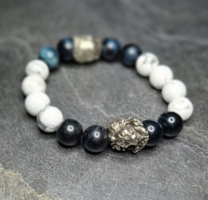 Herrenarmband mit weißem Howlith, blauem Falkenauge & zwei silbernen Löwenköpfen. 12 mm Perlen, handgefertigt von SKULL ROYAL.