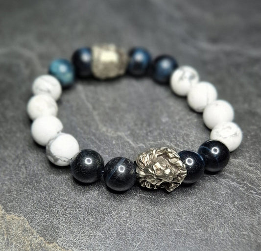 Herrenarmband mit weißem Howlith, blauem Falkenauge & zwei silbernen Löwenköpfen. 12 mm Perlen, handgefertigt von SKULL ROYAL.