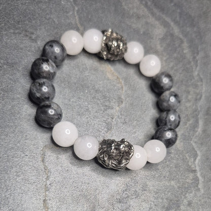 handmade armband aus halbedelsteinen, weisser quarz und schwarzer larvikit, made in germany