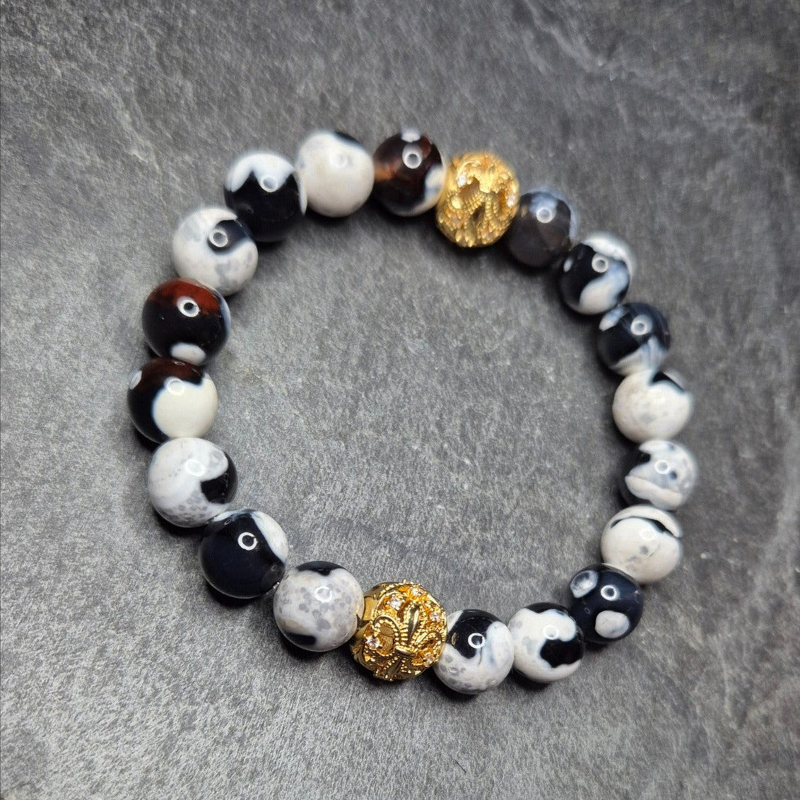 Herrenarmband ROYAL GUARD mit dunkelblau-weiss-braunem Drachen-Achat und goldfarbenem Wappenelement, hergestellt in Deutschland, Wappenarmband fuer Herren