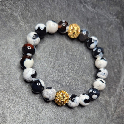 Herrenarmband ROYAL GUARD mit dunkelblau-weiss-braunem Drachen-Achat und goldfarbenem Wappenelement, hergestellt in Deutschland, Wappenarmband fuer Herren