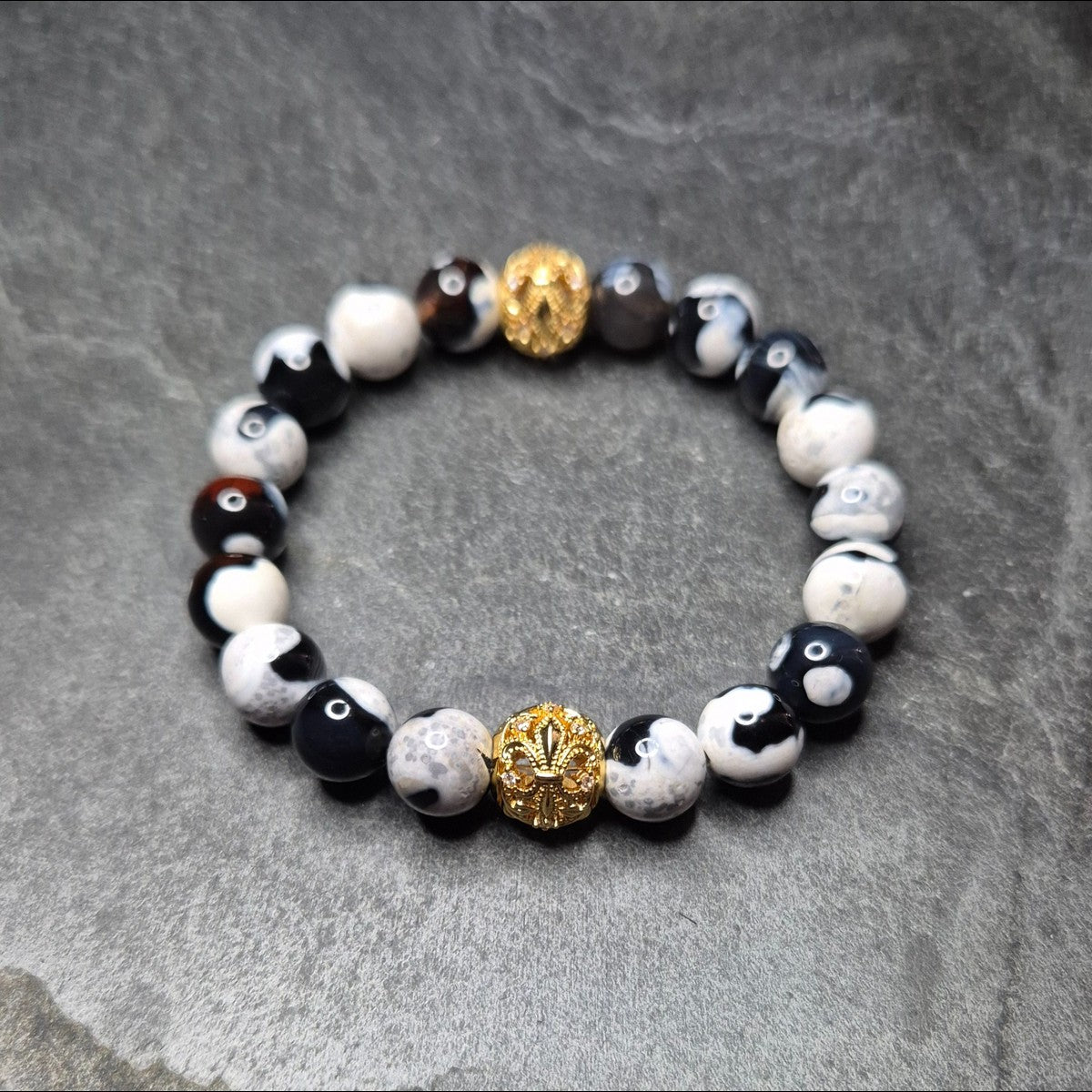 ROYAL GUARD Armband aus Drachen-Achat in Dunkelblau, Weiss und Braun, goldfarbenes Wappensymbol, grosses Perlenarmband, Made in Germany