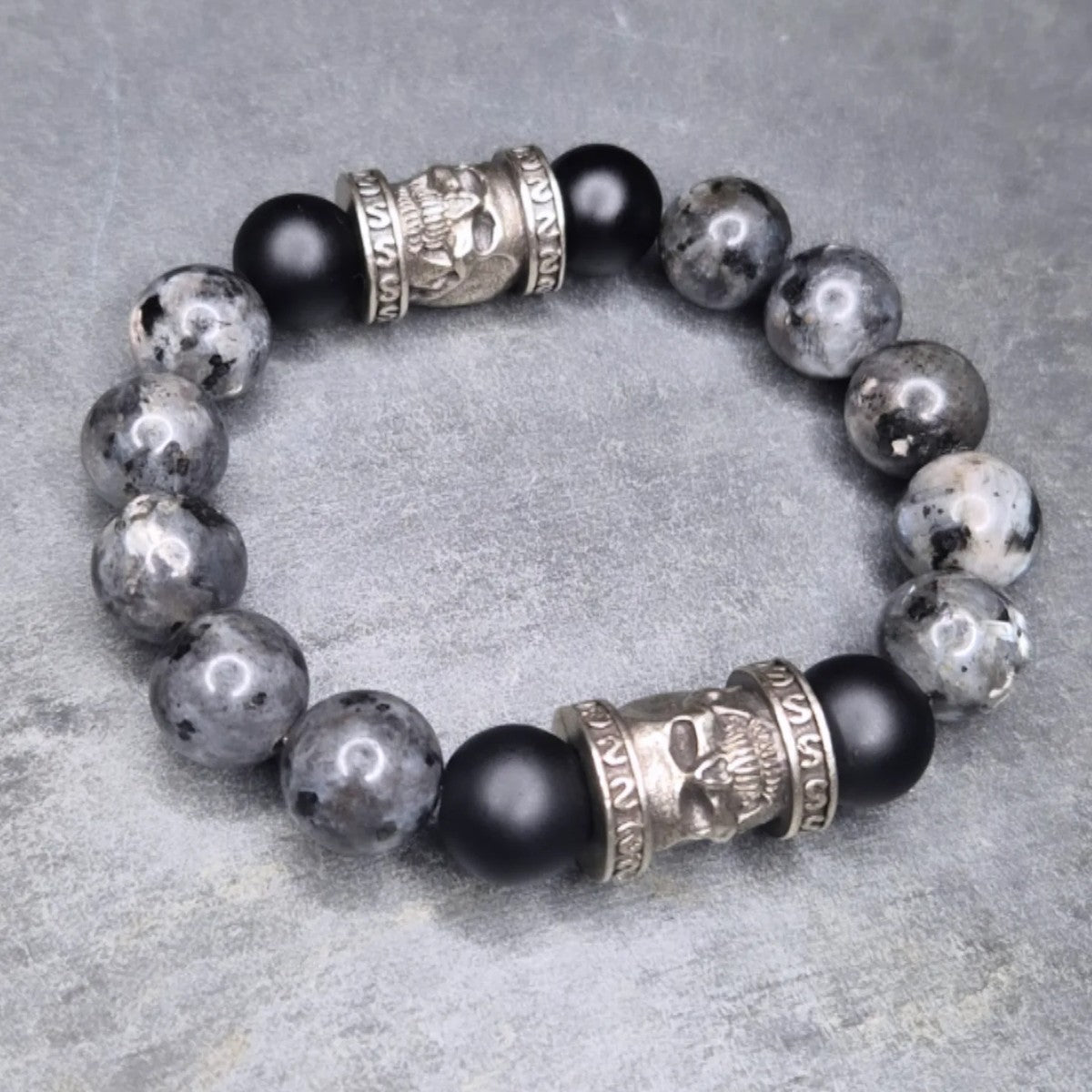 Armband mit Norwegian Moonstone, Onyxperlen und silberfarbenen Totenkopf-Zwischenteilen, Unikat aus Natursteinen, handgefertigt in Deutschland

