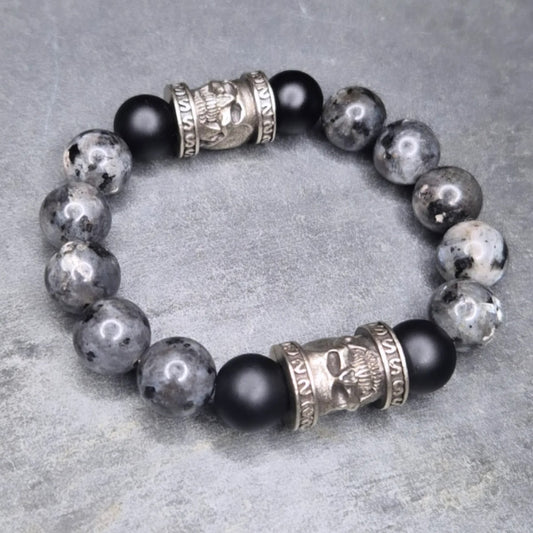 Armband mit Norwegian Moonstone, Onyxperlen und silberfarbenen Totenkopf-Zwischenteilen, Unikat aus Natursteinen, handgefertigt in Deutschland

