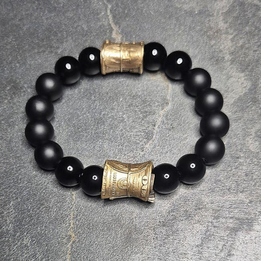 Herrenarmband mit mattem und glänzendem Onyx, doppelte Geldrolle aus Messing, flache Draufsicht auf Natursteinperlen