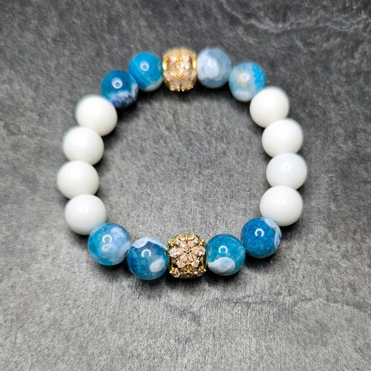 Weiß-blaues Damenarmband mit zentralem Zirkoniaelement in Gold – Draufsicht