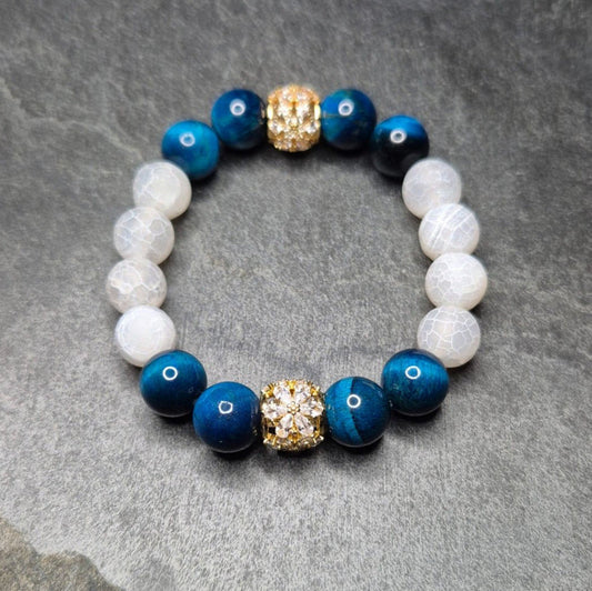 Damenarmband von SKULL ROYAL mit blauem Tigerauge, weißem Crackle-Achat und goldfarbenen Zirkonia-Zwischenteilen – 10 mm Perlen, handgefertigt in Deutschland.