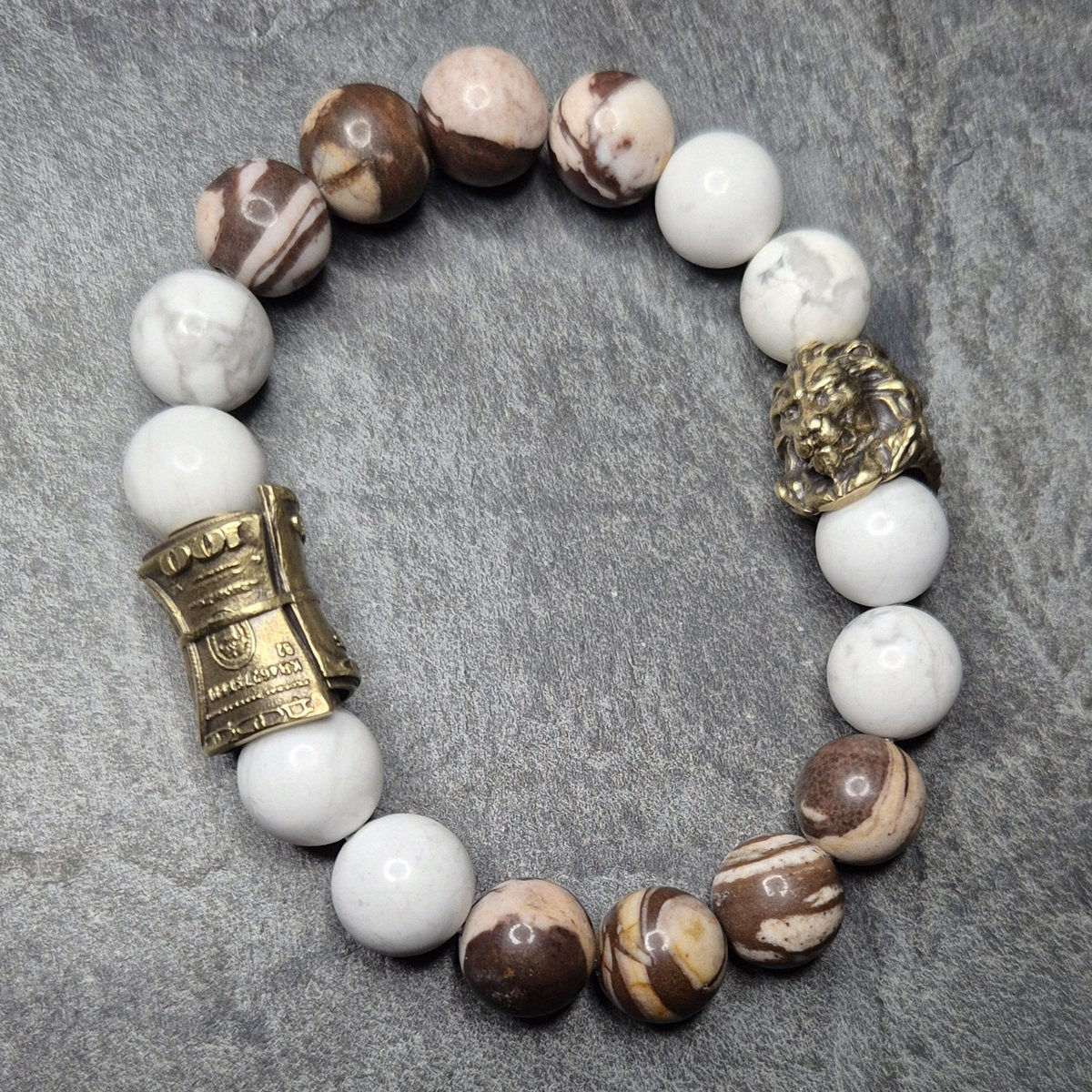 Großes Herrenarmband mit weiß-braunen Perlen, goldfarbener Geldrolle und Löwenkopf