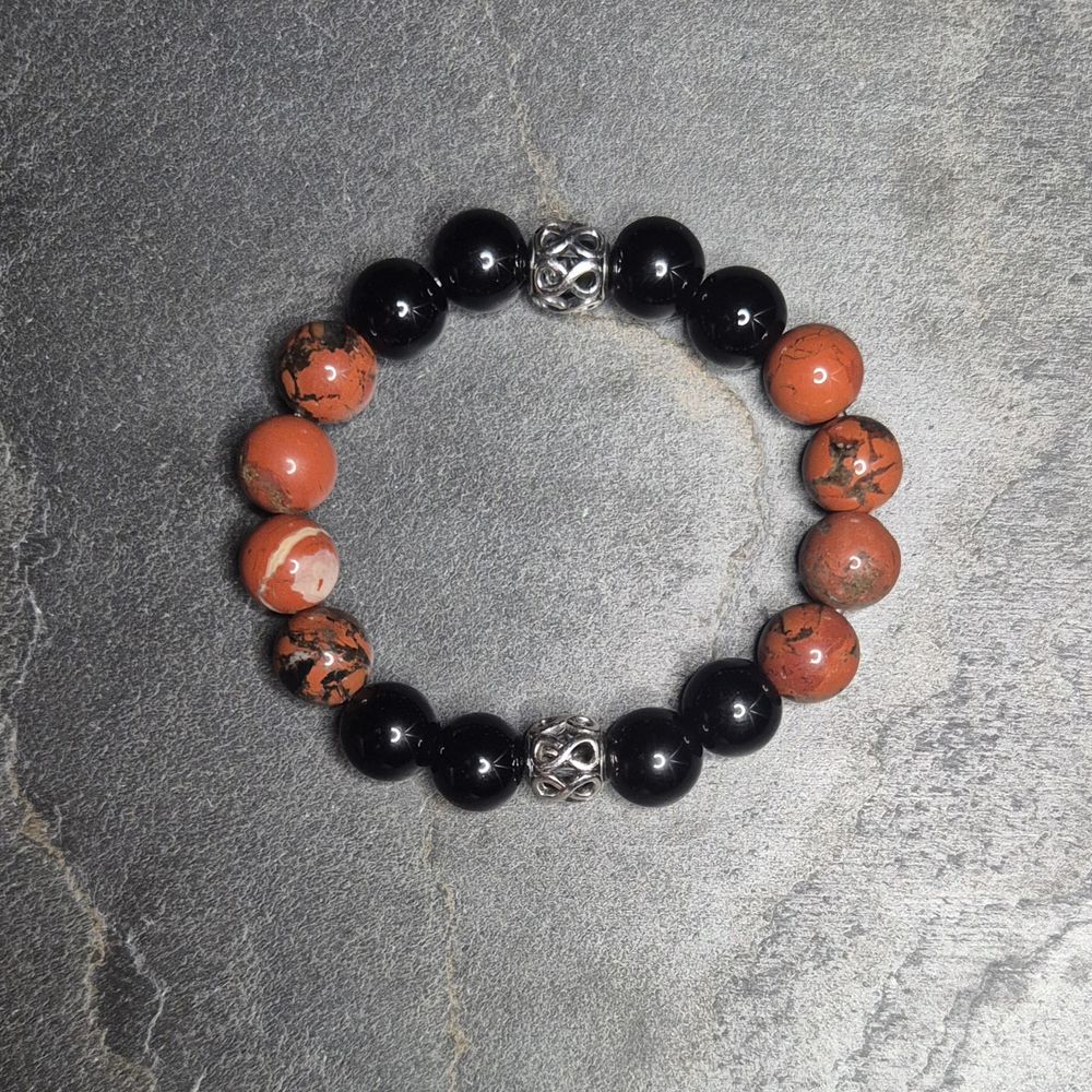 Handgefertigtes INFINITE ROYAL Armband aus Onyx und Brecciated Red Jasper mit Doppel-Unendlichkeits-Design, hergestellt in Deutschland