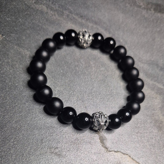 Markantes Männerarmband mit Onyxsteinen und silberner Wappenperle, Royal Guard Edition