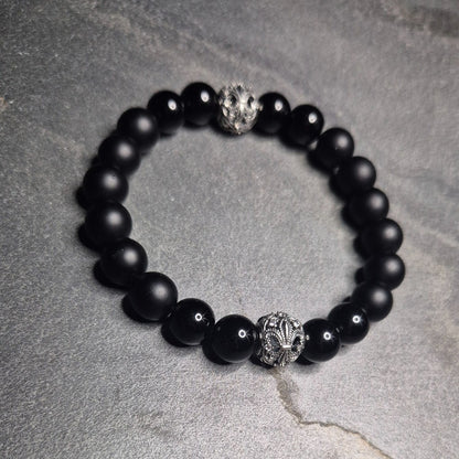 Markantes Männerarmband mit Onyxsteinen und silberner Wappenperle, Royal Guard Edition