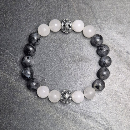 Elegantes Männerarmband mit silberner Wappenperle, 10mm Natursteinperlen aus Labradorit und weißem Quarz