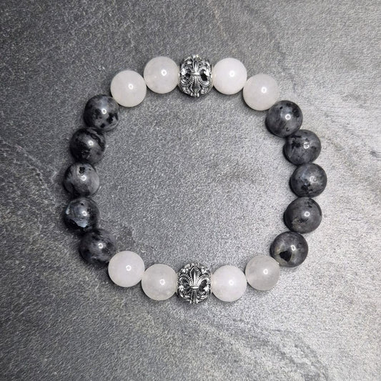 Elegantes Männerarmband mit silberner Wappenperle, 10mm Natursteinperlen aus Labradorit und weißem Quarz